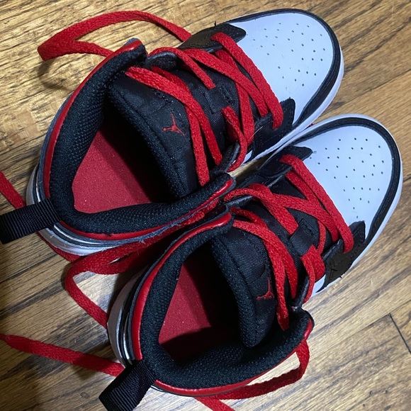 Nike Air Jordan Retro 1 Sneakers - Picture 5 of 7